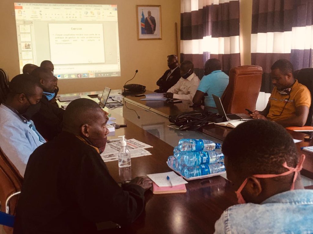 SaemapeN's tweet photo. #RDC 
Cadre d’echange sur la problématique de l’implication des enfants dans les actions minières et échanges sur les effets environnementaux dûs à l’exploitation minière artisanale. 
   @mines_des  
       @SaemapeN
          @IccnRdc 
             #SaveCongoRainforest https://t.co/tYkeOc9GXd