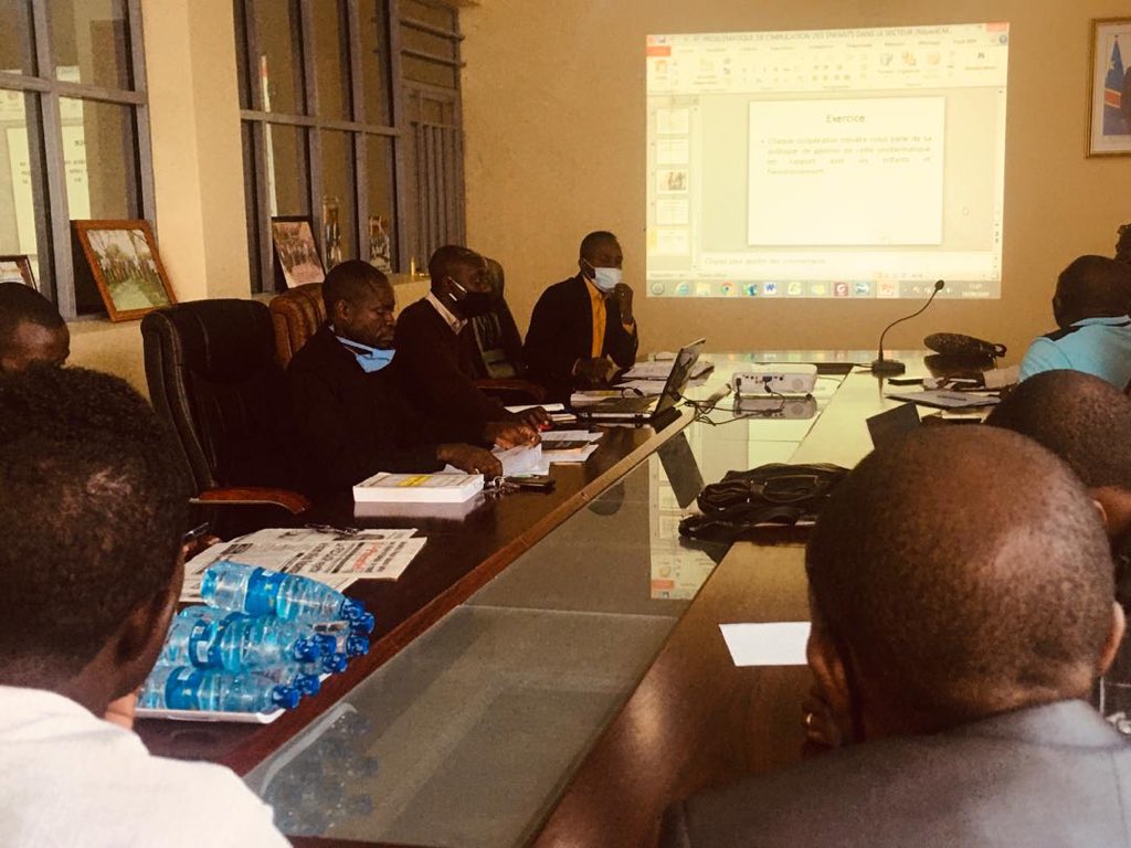 SaemapeN's tweet photo. #RDC 
Cadre d’echange sur la problématique de l’implication des enfants dans les actions minières et échanges sur les effets environnementaux dûs à l’exploitation minière artisanale. 
   @mines_des  
       @SaemapeN
          @IccnRdc 
             #SaveCongoRainforest https://t.co/tYkeOc9GXd