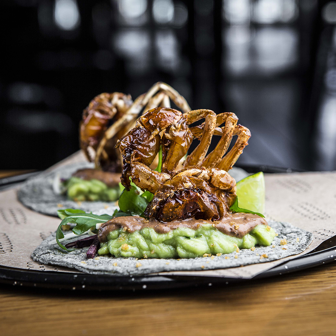 🌮🦀 Soft Shell Pasilla: Taco de cangrejo crujiente, guacamole, crema de frijoles y mix de zanahorias, sobre tortillas de nixtamal artesanales de maíz morado. ¿Qué más podemos pedir? Lo descubrimos en <a href="/SalonCascabel/">Salón Cascabel</a>. 🤤🔥 bit.ly/2Zj14o0