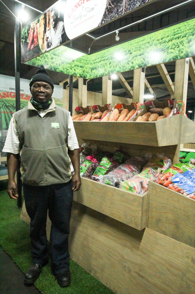 ⁣ The <a href="/langplaas/">Langplaas</a> Boerdery stand at the Durban market captured by Andrea Botes ⁣⁣👩‍🌾
⁣⁣
Their fresh produce range includes Sweet Potatoes, Carrots, Butternut, Beetroot and more... 🍠🥕