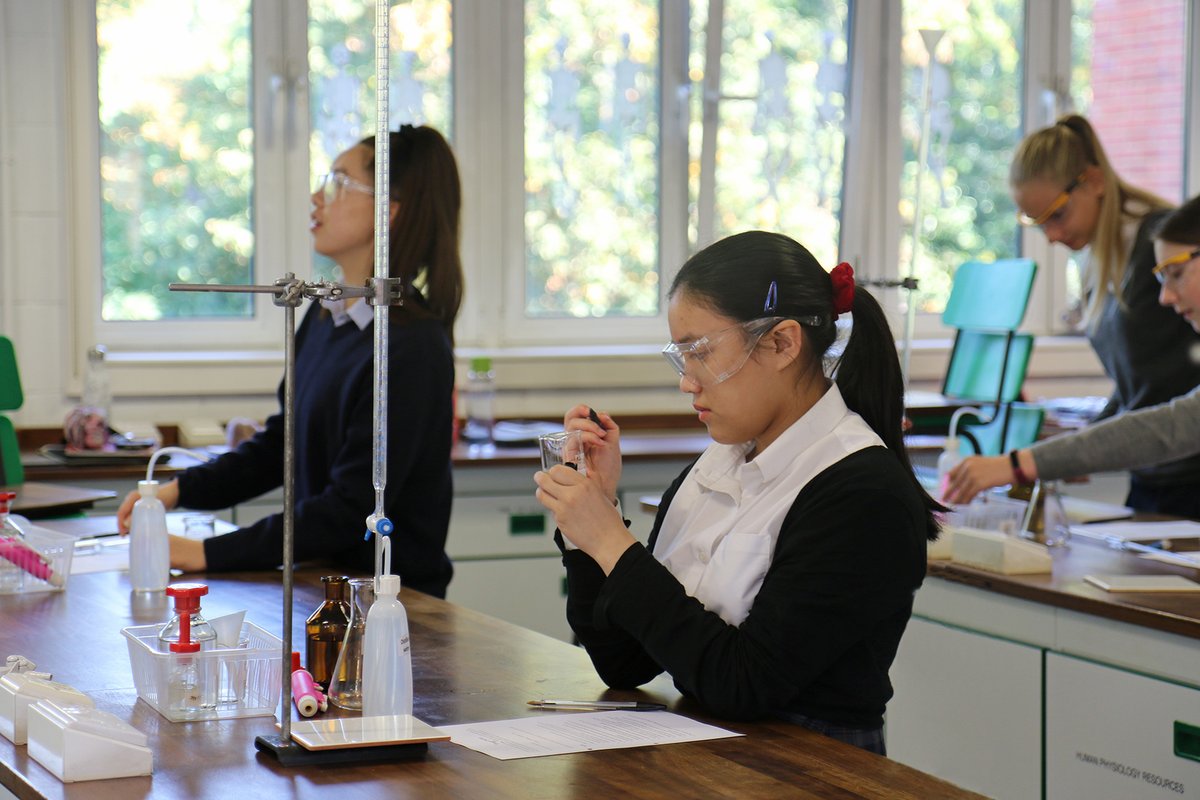 QASCaversham's tweet photo. π©βπ¬βοΈ Our #QASUpperFive enjoyed being back in the #QASChemistry labs, titrating a known concentration of sodium hydroxide with hydrochloric acid. At Queen Anneβs to have access to specialised equipment and the technical support to ensure it is sterilised between use. #QASSTEM βοΈπ©βπ¬ https://t.co/FvFW23wtmC