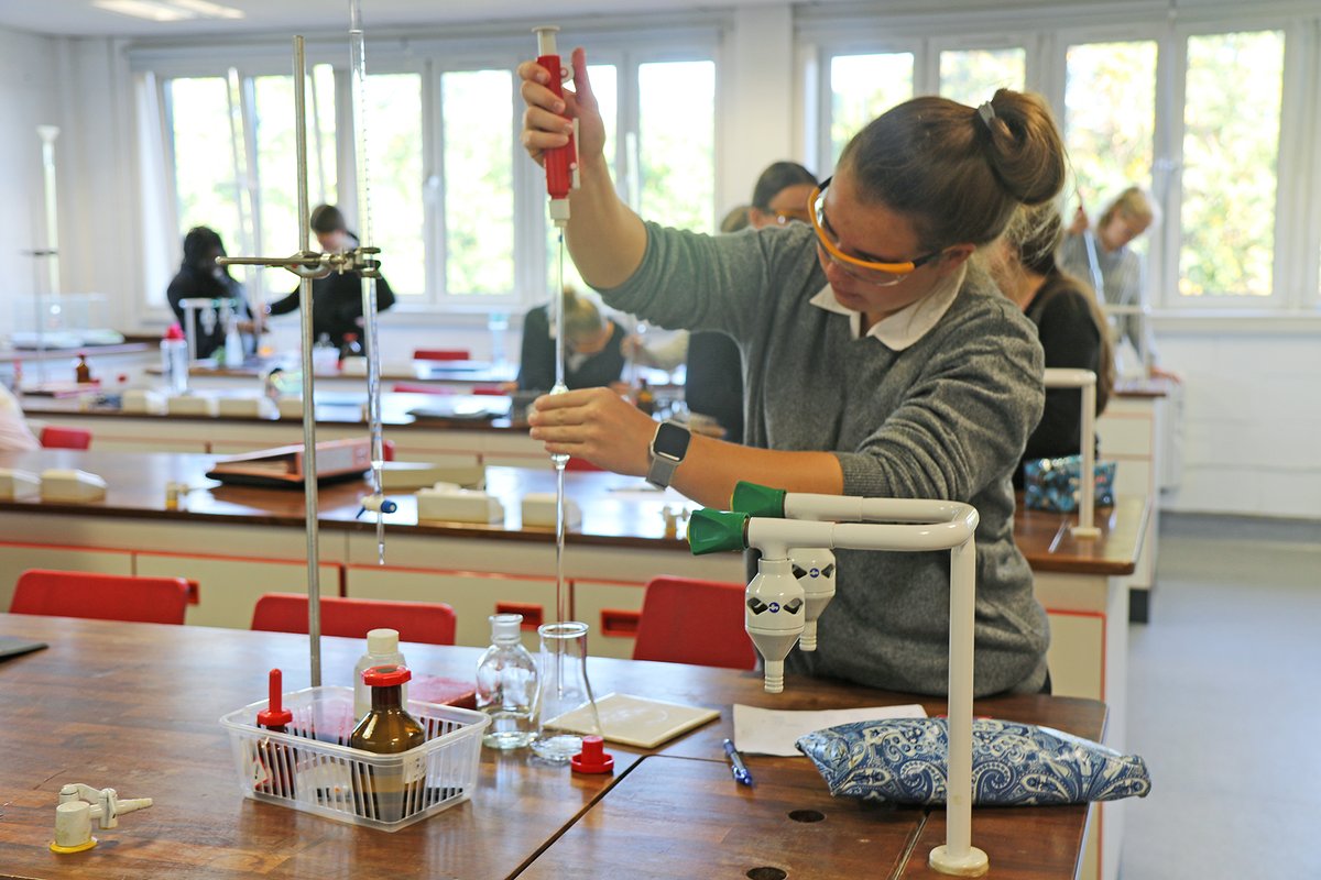 QASCaversham's tweet photo. π©βπ¬βοΈ Our #QASUpperFive enjoyed being back in the #QASChemistry labs, titrating a known concentration of sodium hydroxide with hydrochloric acid. At Queen Anneβs to have access to specialised equipment and the technical support to ensure it is sterilised between use. #QASSTEM βοΈπ©βπ¬ https://t.co/FvFW23wtmC