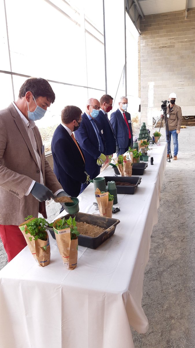 VEGEPOLYSVALLEY's tweet photo. Pose officielle de la première pierre du nouveau site de #Bioplants au #PontsdeCé #plantesaromatiquesbio
👏 à toute l'équipe d' @AngelRo89139579 adhérent depuis 9 ans, pour la croissance de l'entreprise et sa démarche de développement durable, 👏 #Alterco pour l'investissement. https://t.co/wnuTijUe5o