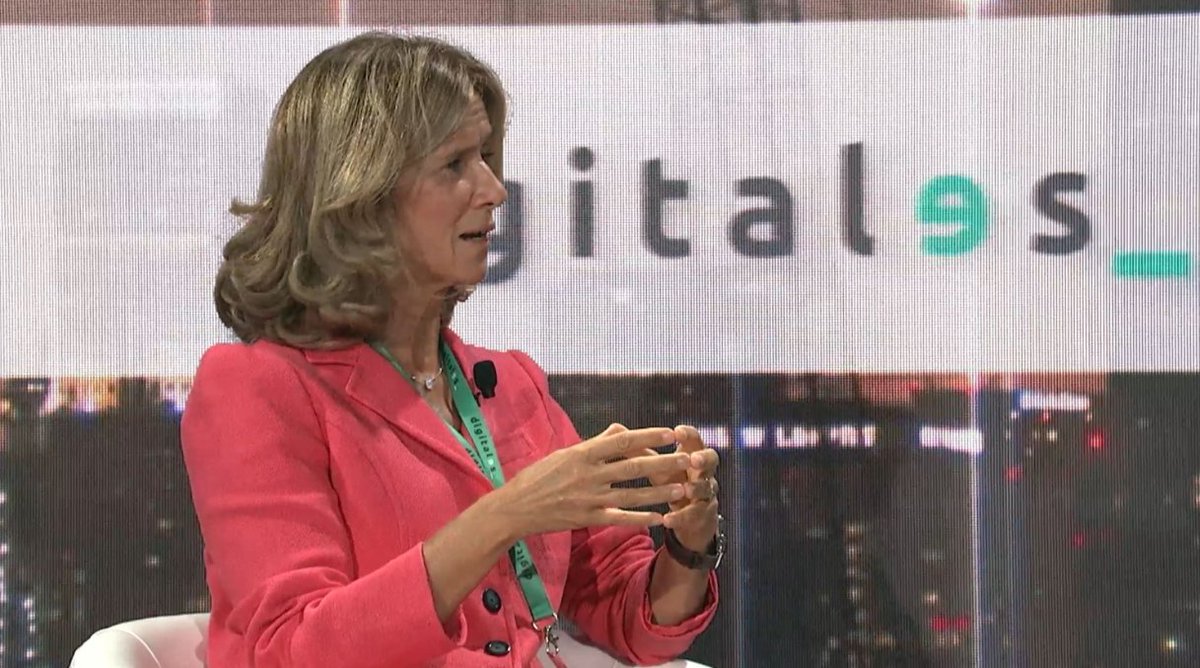 oscargsas's tweet photo. Comienza @Coimbra1960 #CEO @vodafone_es preguntando a @cristinagarmend #presidenta
 @Cotec_Innova "¿Q hay q hacer para afrontar este #reto d #TransformacionDigital q tenemos por delante? R. Han funcionado las #redes ¿y la #EducacionDigital, y la #sanidad? #pregunting #leadership https://t.co/PwwFeFbjC9