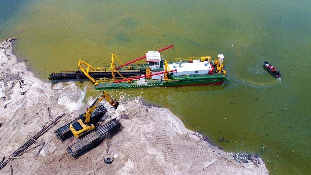 gloriazo9's tweet photo. The launching of LD4500IP(22" /20" ) At client. For reclamation project. This beast pumps 900 cubic meters of solid sand per hour. Me reporting to site. For further enquiries Dm me.๐ทโโ๏ธ๐ธ
#leaderdredger
#BankableG
#femaleengineer
#thursdaymotivation https://t.co/EMgSgKtkiN