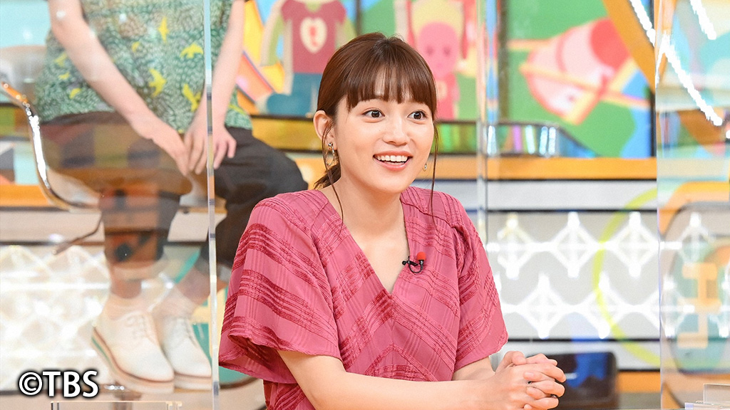 川口春奈の私服 「モニタリング」に出演した時の衣装です。糸でチェック柄を表しているVネックのピンクのワンピースです。 - 芸能人の私服 衣装