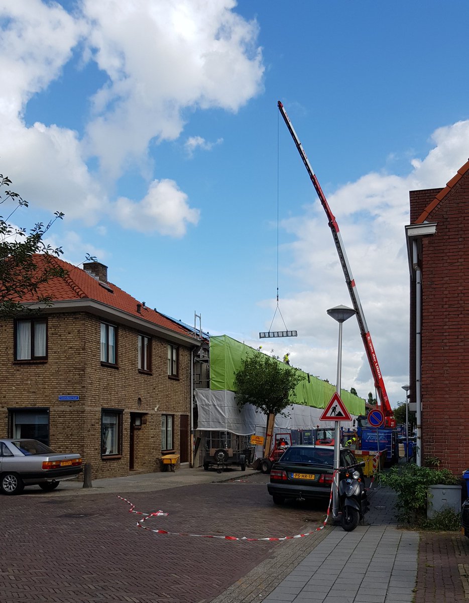 Veel bedrijvigheid in de Indische Buurt, in de Borneostraat worden woningen van @OpenbaarBelang gerenoveerd en in het noordelijke deel van de #buurt worden alle huizen geschilderd #Zwolle #renovation #IndischeBuurt