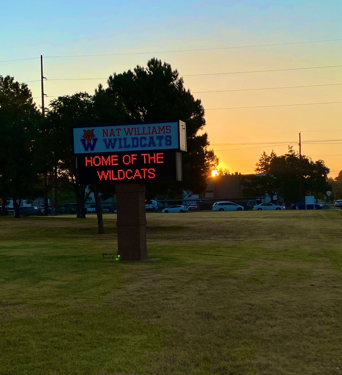 Joy comes in the morning. I love arrival time and the opportunity to greet students each day as they come to school. Our West Texas sunrises are pretty amazing, too. Such a peaceful and blessed time of day. <a href="/NatWilliamsElem/">Williams Elementary</a> <a href="/LubbockISD/">Lubbock ISD</a> #NWOneTeamOneDream #ThankfulThursday 💙🧡