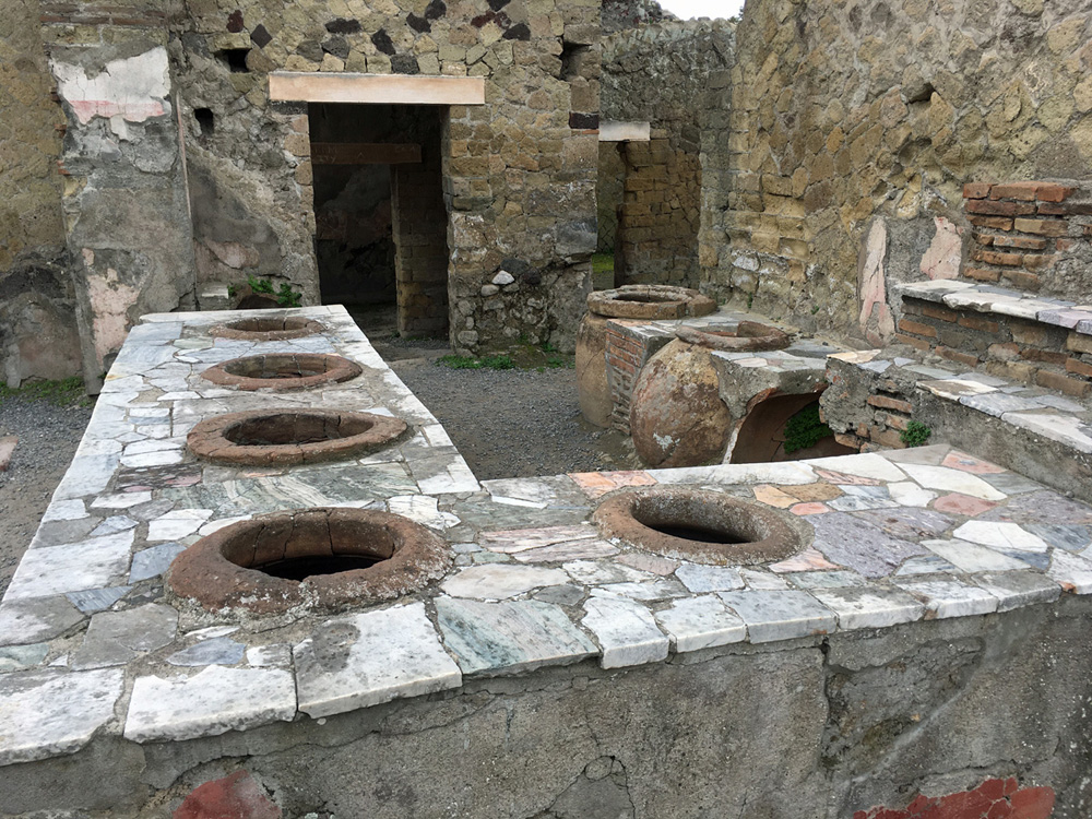 Por lo tanto, hoy podemos pasear por sus ordenadas calles y adentrarnos en las diferentes casas y establecimientos o visitar sus templos y lugares de esparcimiento.