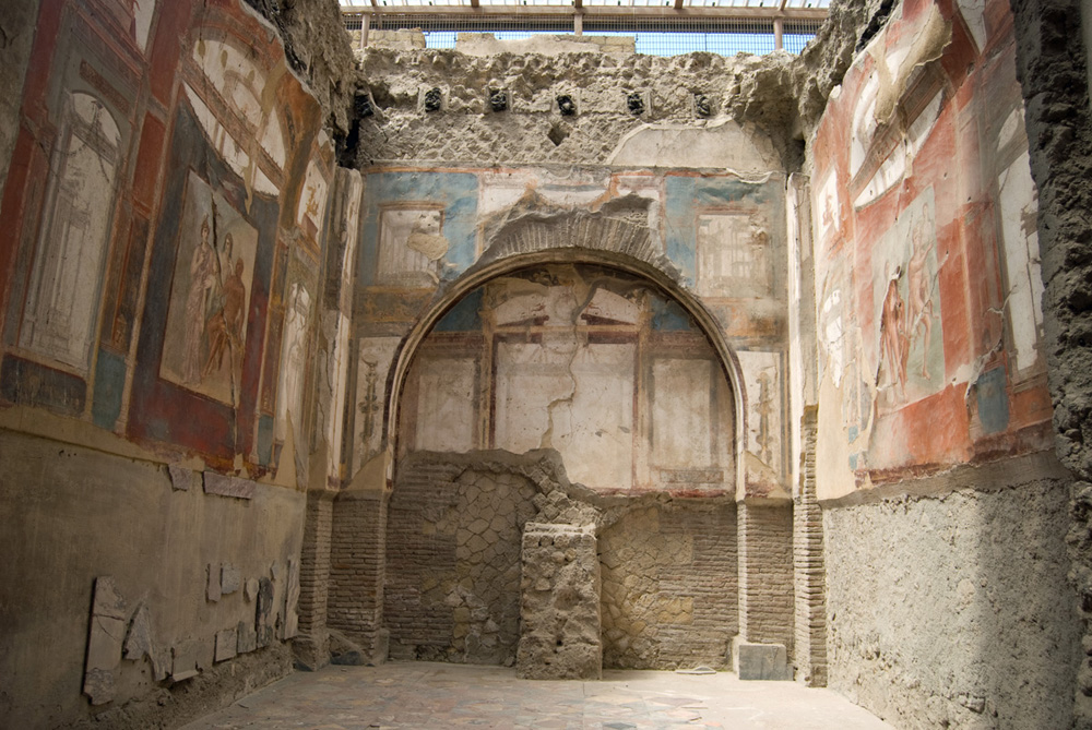 Por lo tanto, hoy podemos pasear por sus ordenadas calles y adentrarnos en las diferentes casas y establecimientos o visitar sus templos y lugares de esparcimiento.