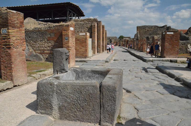 En los múltiples recorridos por la ciudad encontramos muchas fuentes. Lamentablemente no podemos recurrir a ellas para saciar la sed en la siempre intensa visita.La catástrofe causó que toda la infraestructura hidráulica se haya obturado y los manantiales del entorno secado.