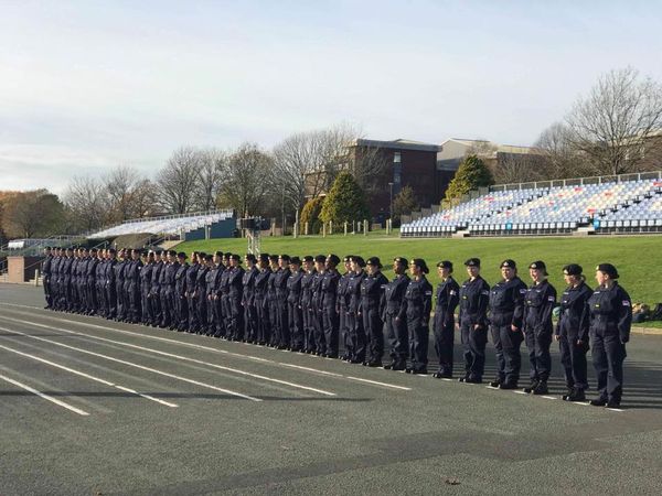 Every year New Entry Officer Cadets learn the basics of being a RN Officer at their bespoke New Entry Weekend. Held regionally, last year Wales URNU OCs went to HMS Raleigh with members of @DevonUrnu, @OxfordURNU, @CambridgeURNU & @Birmingham_URNU, here's what they got up to: 1/9