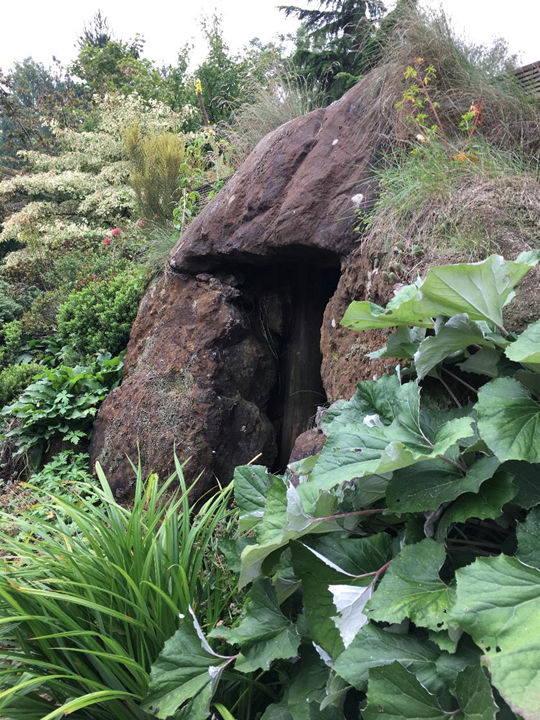 It's not every day that you find a cave in a garden! 

Huntsmoor, Hemel Hempstead is open this Sunday, Sunday 13th September. 

Tickets available on our website: ow.ly/EL8S50BmcL7

📸 Jane Bradnock

#ngs #herts #opengarden