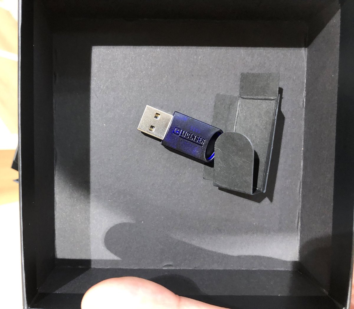 OMFACTORY_PC's tweet photo. Steinberg製品導入時あるある
「うわぁああドングル( eLicenser)がない!」
パッケージ内の仕切りを取ると…
Cubase、NUENDOはパッケージすら
トラブル時は落ち着きなさいと教えてくれます。
#Steinberg #cubase #nuendo #eLicenser https://t.co/9MAsMNoPqD