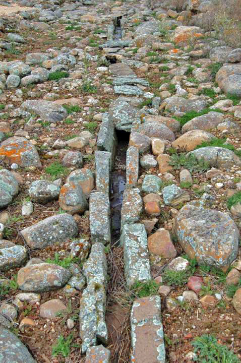 Lo lógico es que el abandono y el paso del tiempo puedan causar el mismo efecto en este tipo de infraestructuras que lo realizado por una catástrofe natural en un instante.Y los manantiales se pueden secar por un cambio climático o desplazar por alteraciones del terreno.