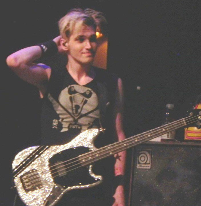 IT\S HIS BIRTHDAY TODAY!! HAPPY BIRTHDAY MIKEY WAY!!! 