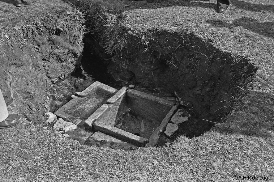 ¿Creéis que sería posible descubrir una fuente en perfecto funcionamiento tras permanecer enterrada durante dos mil años?Pues eso fue lo que ocurrió, a inicios de los años setenta, en el Castro de Corvazal, situado a 500 m del afamado monumento romano de Santa Eulalia de Bóveda.