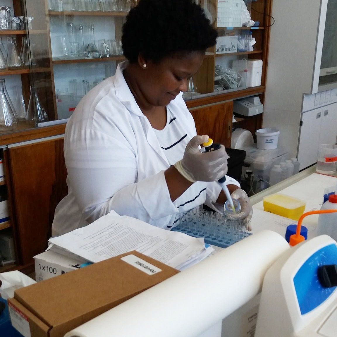 Hey, its #blackingeoscienceweek, I am Zimkhita Gebe and I am studying the ecology of picophytoplankton in the southern Benguela. My interests go from the field-lab-and a bit of ecological modelling and I am finalizing my PhD in the next few weeks at UCT, South Africa #BiGRollCall
