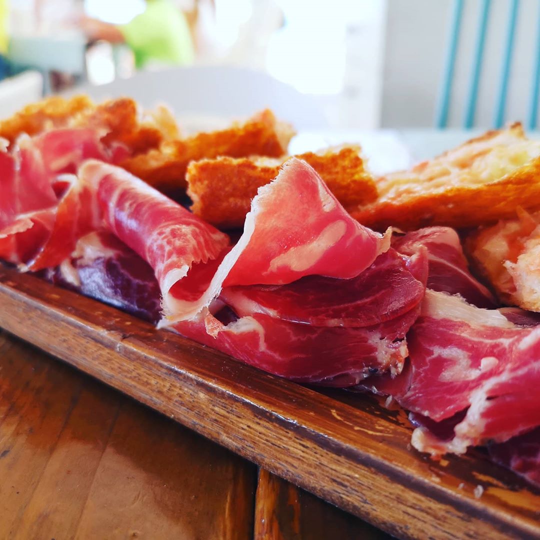 Nui_beach's tweet photo. Una mica de pernil? 😋
https://t.co/TGgJzbXVV6
.
.
📸 by @japltmac Thanks for visiting us! 😉
#foodie #instafood #foodporn #instafoodie #pernil #ham #yummy #restaurante #gastronomy #gastrnomia #calella #nuibeachcalella https://t.co/M26n7PIVFB