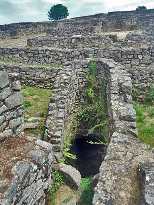Esta condición se da también en los casos menos insólitos de aljibes todavía activos, como los de  #Numancia o castros de San Cibrao de Las (Ourense) y Elviña (A Coruña), al igual que en pozos de diferentes yacimientos arqueológicos @sorianitelaimag  @PACC_San_Cibran  @CorunaTurismo