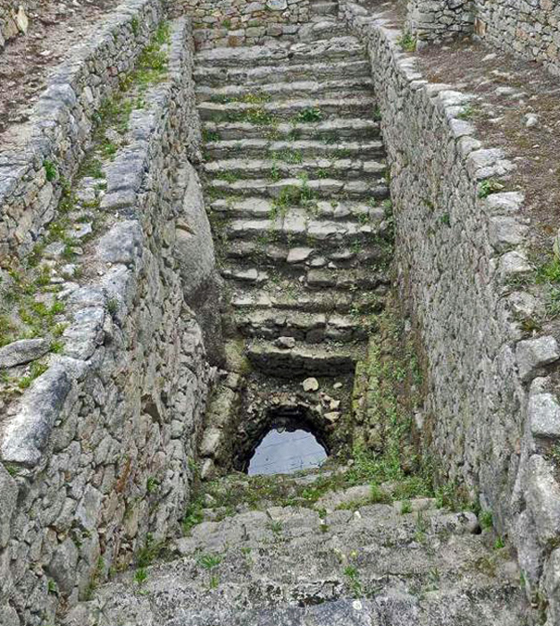 Esta condición se da también en los casos menos insólitos de aljibes todavía activos, como los de  #Numancia o castros de San Cibrao de Las (Ourense) y Elviña (A Coruña), al igual que en pozos de diferentes yacimientos arqueológicos @sorianitelaimag  @PACC_San_Cibran  @CorunaTurismo