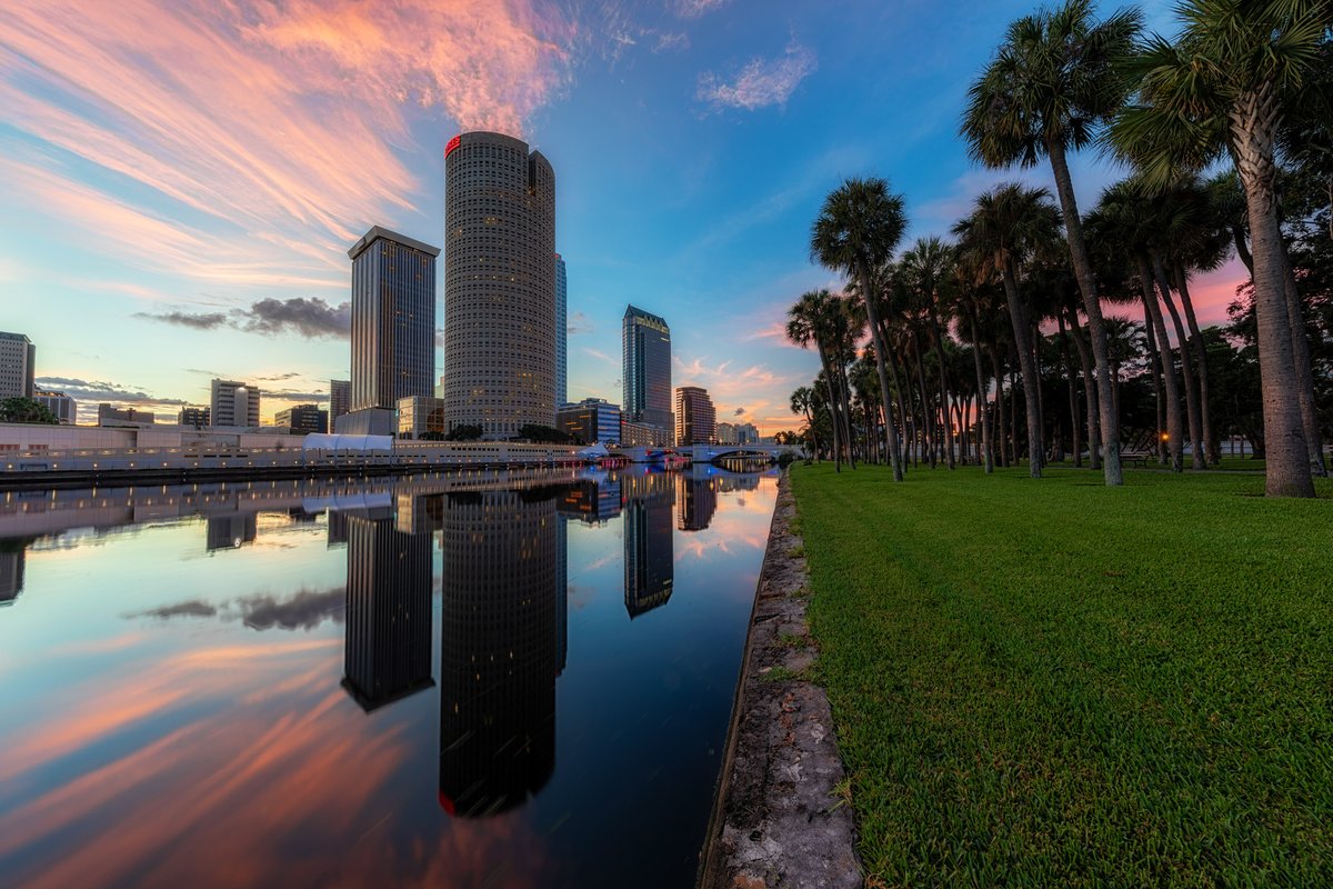 MattPaulson28's tweet photo. Tampa split view along the river https://t.co/XyVb9Ym2nc