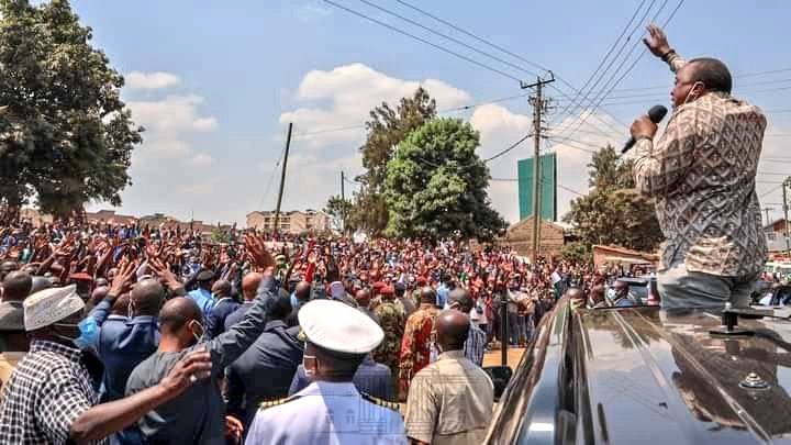 SakajaJohnson's tweet photo. Naona hizi Covid rules nikama nizakunishika tu 😂 😩 😩.  Hata siskii vibaya https://t.co/TIW3gctPw4