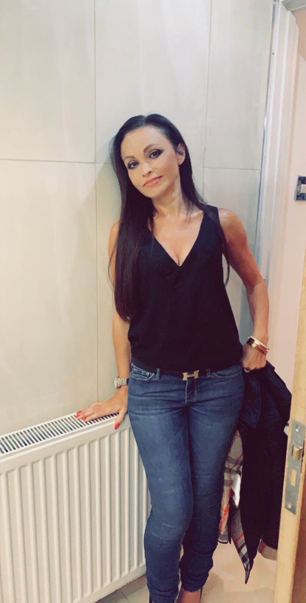 ELLEMODA1's tweet photo. Beautifull shot stunning of our client wearing fitted prebonded Goldfever hair enhancements. 
100 strands 18 inch .
For a low maintenance long lasting hair investment system my clients get 5 months plus undetectable wear on their@ellemodaintresses insta https://t.co/PfAaSBArZc