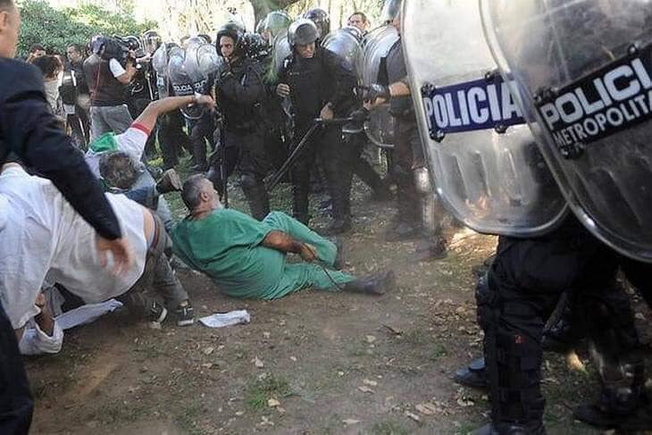 MariaGoettig's tweet photo. ELLOS TAMBIÉN PEDÍAN AUMENTOS: Jubilados, Docentes, Médicos, Trabajadores ‼️
TE ACORDÁS ❓‼️
Ellos no tenían más armas que sus voces y sus manos, cuando Macri ordenaba BRUTALES REPRESIONES, MIENTRAS LOS POLICÍAS OBEDECÍAN HASTA CON AGRADO .
TE ACORDÁS ❓‼️ https://t.co/vqp2CfLebq