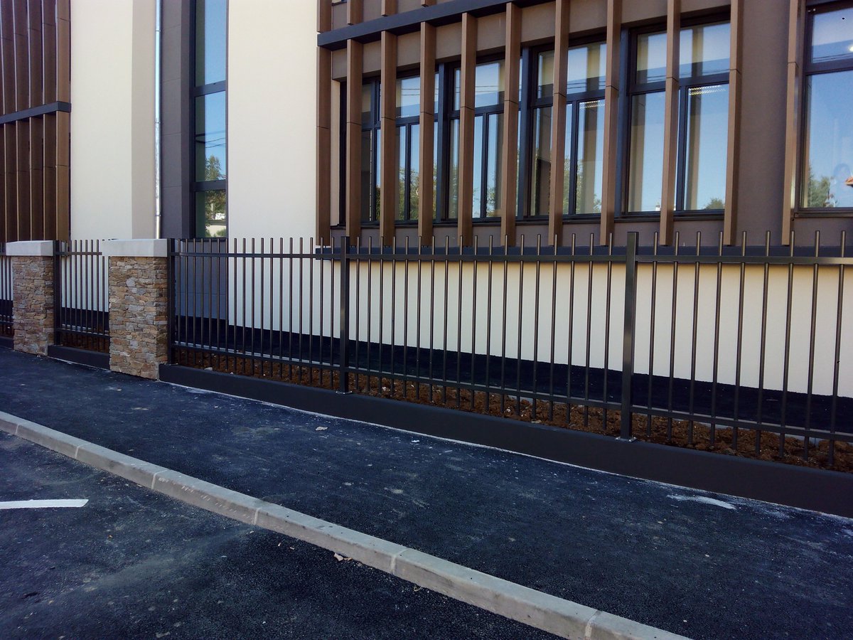 IndusmetTorres's tweet photo. Para el #CercadoMetálico de zonas #residenciales realizamos un estudio en profundidad sobre la identificación del #cercado con el #diseño y estética del recinto. Buscamos unos resultados ajustados en calidad, funcionalidad y diseño. https://t.co/XQI4XXKrkL https://t.co/vnGeQfQgDs