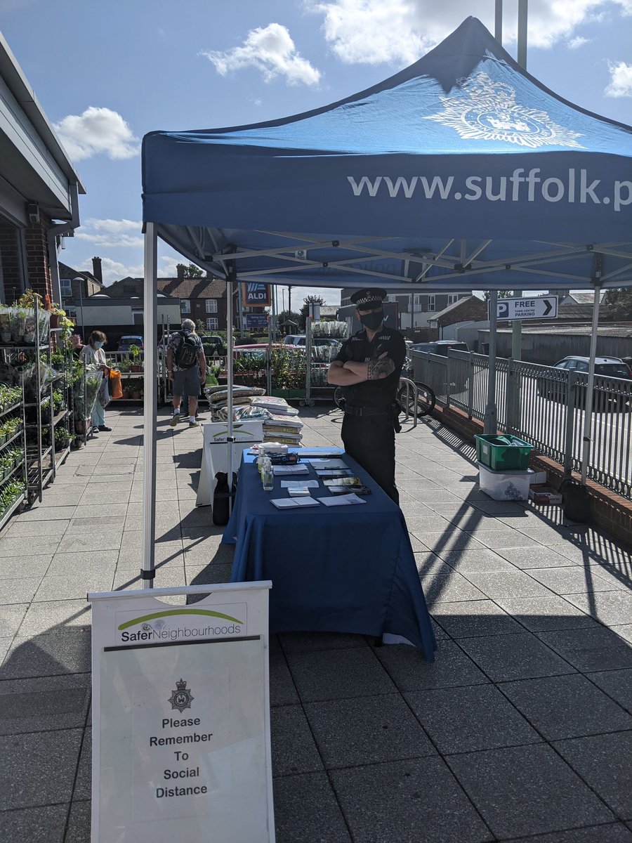 PoliceSudbury's tweet photo. We are here outside @AldiUK #Sudbury come and see to discuss local issues #PCSOSKEGGS👮 #PCFARROW👮#RememberToSocialDistance👍 https://t.co/Gn4eFwcQ63
