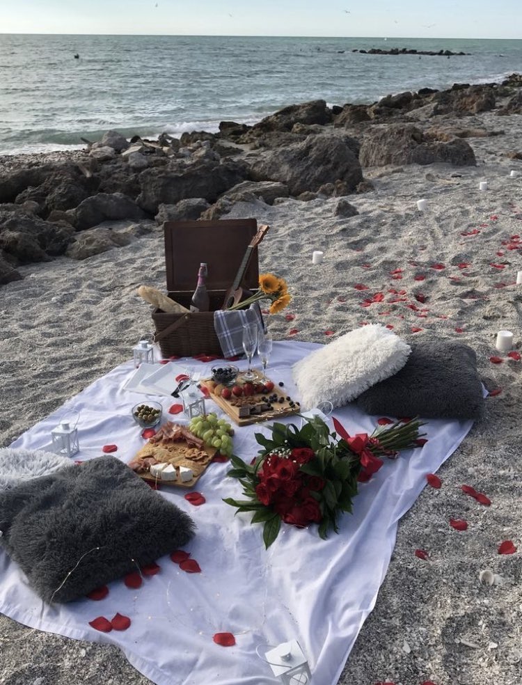 KoalaAppSite's tweet photo. Pick a date😍 #dating #date #datenight #picnic #cute #dateideas #romantic #happy #loveislove #lovematters #adorable #want #wantit #Romance #romanceisntdead https://t.co/nCdfu2NYUR