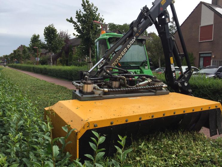 BOR_ZoetermeerW's tweet photo. Deze weken zijn de hagen gesnoeid. Onder andere met de machine. Zo gaan ze weer strak de winter in. #strakwerk #netheid #veiligheid https://t.co/grztEDjNws