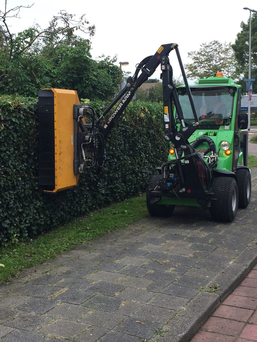 BOR_ZoetermeerW's tweet photo. Deze weken zijn de hagen gesnoeid. Onder andere met de machine. Zo gaan ze weer strak de winter in. #strakwerk #netheid #veiligheid https://t.co/grztEDjNws