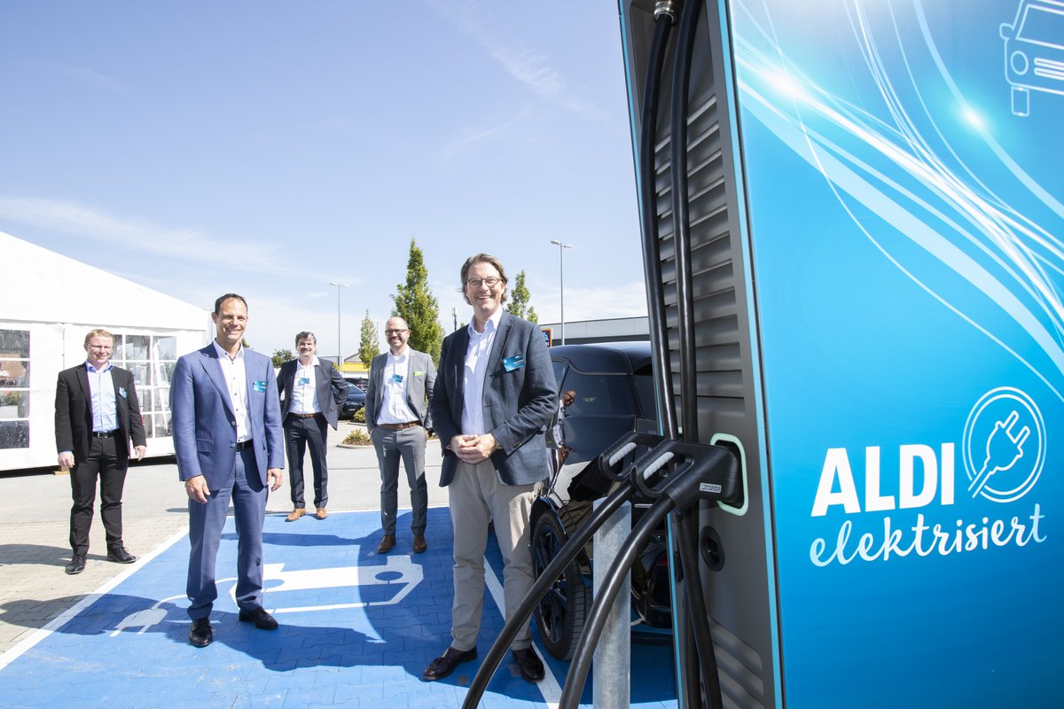 enercity_presse's tweet photo. E-Pakt: @enercity und #wallbe elektrisieren #aldisued. Gut 200 Filialen des Discounters erhalten noch 2020 eine neue Ladestation. enercity-Chefin Zapreva: „Elektrisches Fahren ist endgültig in der Mitte der Gesellschaft angekommen“ #Elektromobilitaet https://t.co/0BQ0HUtOa9 https://t.co/vcYUPUS2uj