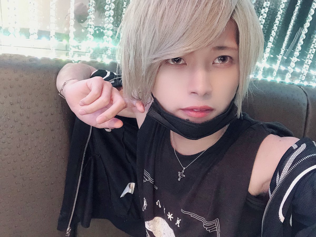 D_vu__k2's tweet photo. 今日は1時間1万飲み放題DAY
誰か、弱くなった僕を鍛えて〜🥂

#DEJAVU #タテハナビル #歌舞伎町 #美男美女さんと繋がりたい
#自撮り界隈　#自発ください 
#1mmでもいいなと思ったらいいね #1mmでもいいなと思ったらフォロー 
#初回 #指名 #飲み放題　#ハイトーン　#ホスト #RT #フォロー https://t.co/3vZs47bH7f