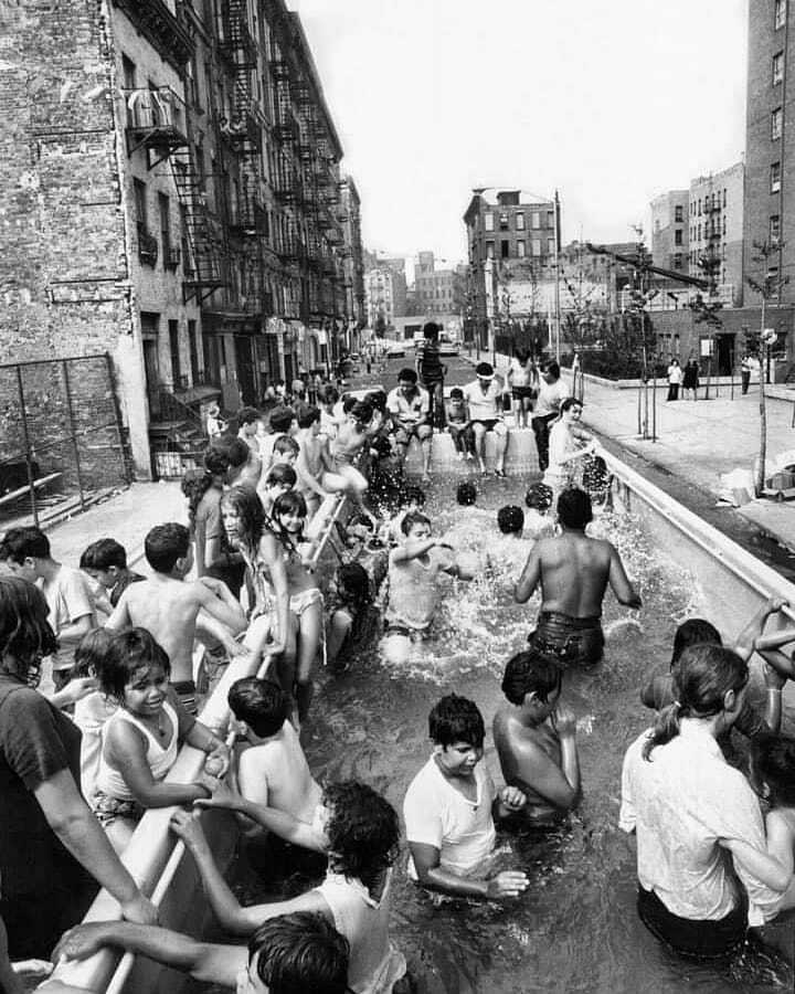 WE_Moscow's tweet photo. Portable Pool on Eldridge Street between Stanton and East Houston Street.
Исторические кадры 1972 года.
Просто кто-то на улице собрал для всех бассейн. Взгляд назад.

#history #waterelements #swimmingpool #portablepool #pool #blackandwhite #история #воте… https://t.co/epRgD9uoUP https://t.co/0Fza3jJZi1