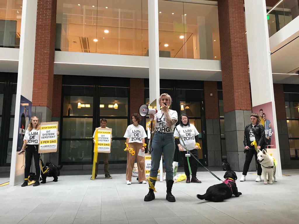 Zojuist hebben wij weer geprotesteerd in de hal van <a href="/minvws/">Ministerie van VWS</a>. Want 5 suïcides per dag, dat zijn er 5 te veel. Dit systeem verstrikt, daardoor verliezen we mensen. Binnenkort weer een gesprek met <a href="/PaulBlokhuis/">Paul Blokhuis</a>! #LIJMDEZORG