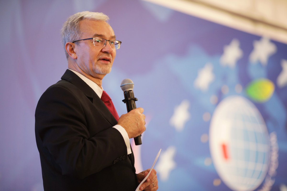 ORLENUP's tweet photo. Prezes #PGNiG @JerzyKwiecinski, odbierając nagrodę „Firma Roku” @Economic_Forum_, zaznaczył:
💬To uznanie dla ciężkiej pracy zarządu, wszystkich spółek wchodzących w skład GK i blisko 25 tys. pracowników. Dziękuję. To nasz wspólny sukces.
➡️https://t.co/ZRIDI9oVS3
📷#FE2020 https://t.co/xlqD2r1n8W