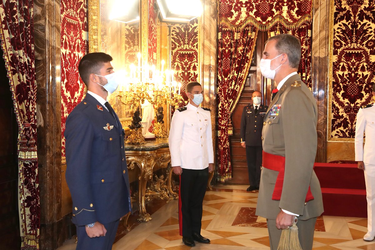 CasaReal's tweet photo. El Rey recibió en audiencia militar a un grupo de oficiales números uno egresados de las Academias Generales y Escuela Naval Militar. https://t.co/Pu7ESg5FoR https://t.co/NbEqg8mEJ5