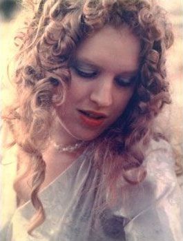 15.Pennie LanePennie Ann Trumbull.Born in July 3rd 1954 in Portland, Oregon, U.S.An American socialite, philanthropist, businesswoman.During the 70s she formed a group "The Flying Garter Girls". They travelled around the country and promoted for famous rock bands. (2<)