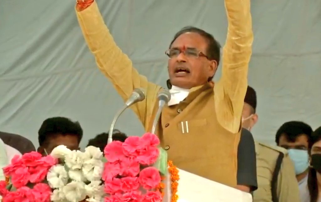 OfficeofSSC's tweet photo. मैं वचन देता हूँ कि आपके क्षेत्र का विकास करने में कोई कसर नहीं रखूंगा। आप भी @BJP4MP को आगामी विधानसभा उपचुनाव में अपना आशीर्वाद और स्नेह दीजिए।: मुख्यमंत्री श्री @ChouhanShivraj https://t.co/3TLiRp28qn