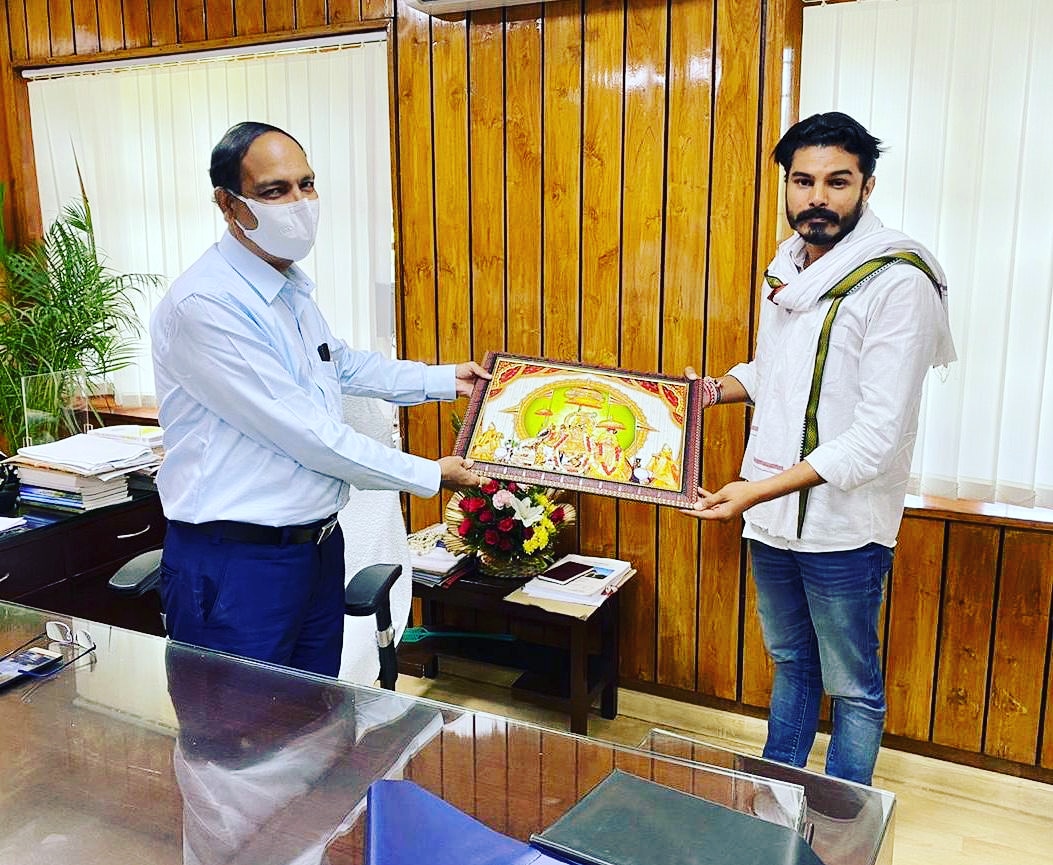 withabhinsui's tweet photo. आज राजस्थान विश्वविद्यालय के नवनियुक्त कुलपति राजीव जैन जी को जयपुर के आराध्यदेव श्री गोविंद देव जी की प्रतिकृति भेंट कर अभिवादन किया।।  #Rajasthan https://t.co/XeXNBHHXQt