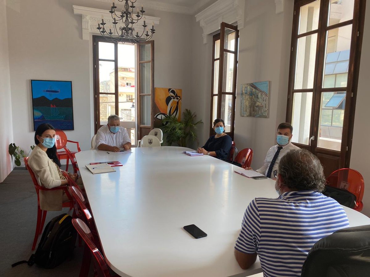 CenterCve's tweet photo. Qendra CVE zhvilloi një takim me Kryetarin e Bashkisë Vlorë @LeliDritan mbi parandalimin e fenomenit të radikalizmit/ ekstremizmit të dhunshëm. Takimi u fokusua mbi strategjitë & qasjet bashkëpunuese 🤝 ndërmjet të gjithë aktorëve vendorë me në qendër komunitetin #KVSP. https://t.co/vVMCeymIBO