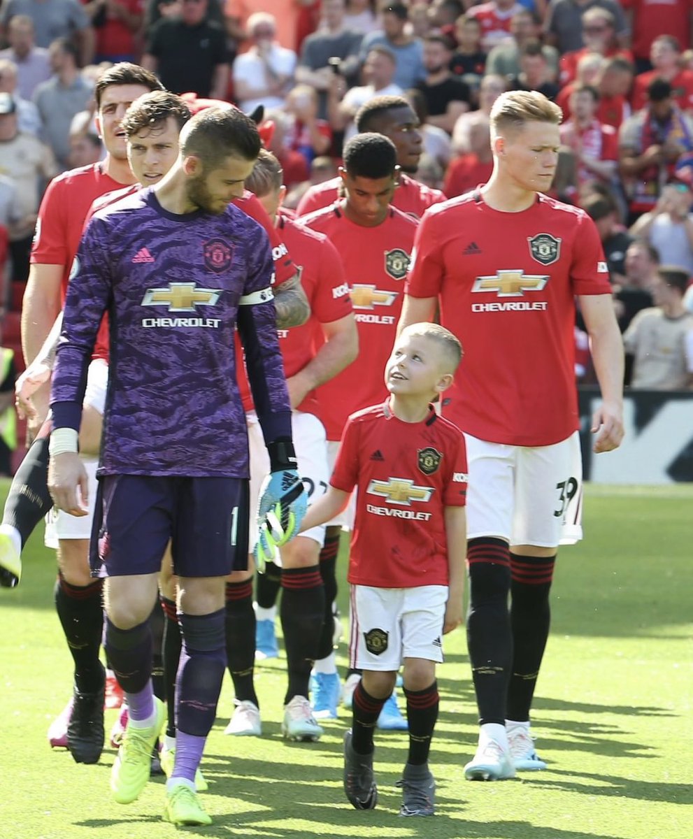 ManUtdInPidgin's tweet photo. No Manchester United fan suppose get few followers because we get 150 million #MUFC daily active users on Twitter!

Retweet and drop ‘❤’ make we follow each other.
#GGMU 🔴⚫️ #ManUtd https://t.co/EUS60aV0PJ