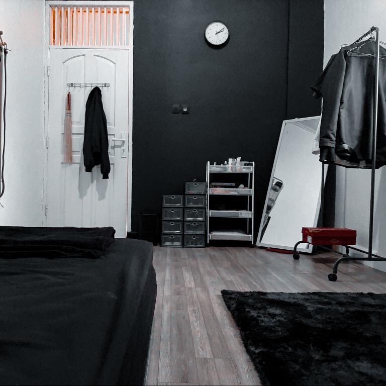 Selama WFH akhirnya memutuskan untuk Makeover kamar low budget dengan tema minimalis monokrom 🌚🕊🌚🕊 kalo rame aku kasih list product 😎