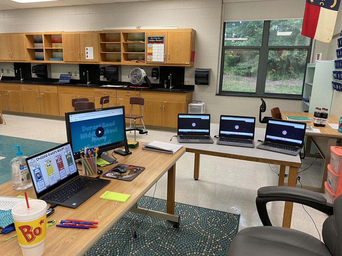8Drms's tweet photo. This is virtual teaching and learning!!! @DRMSdolphins #onehallwayonevoice #somanyscreens https://t.co/D0rroO6Fdl