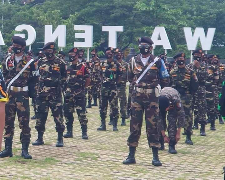 Ketua PW GP Ansor Jawa Tengah H Sholahuddin Aly bersama Kapolda Jateng Irjen Pol Ahmad Luthfi dan sejumlah tokoh Jawa Tengah saat mengampanyekan 'Jawa Tengah Bermasker' di halaman Mapolda Jateng, Kamis (10/9/2020).
<a href="/ansorcybermedia/">PW GP Ansor Jawa Tengah</a> <a href="/pwansorjateng/">Ansor Jateng 1</a> <a href="/poldajateng_/">Polda Jateng</a> 

#AnsorJateng