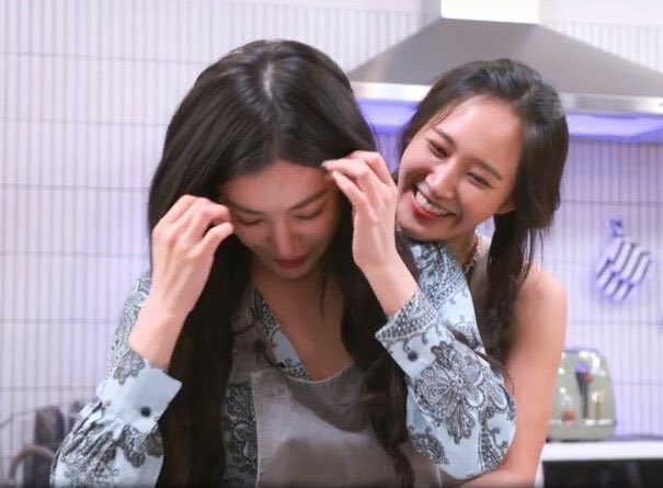 TeamYulTimate's tweet photo. when it comes to yulti, it's back hugs 💕🥺

cre. QEZZ从不加班 https://t.co/TCsuEZbz7y