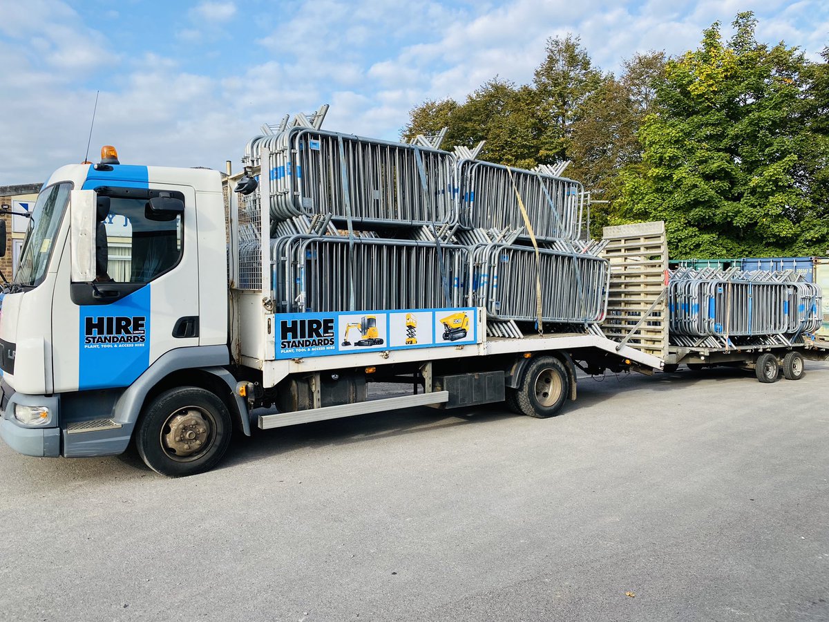 HireStandardsUK's tweet photo. NO’1 off out on his morning delivery with this HUGE load of crowd barrier fencing 🤩‼️
#crowdbarriers #crowdbarrierhire #delivery #lorry #fulltothemax #hirestandardslimited #lorryload #trailerfull #morningdelivery #crowdcontrol #safetyregs #wiltshour https://t.co/okH4VICdae